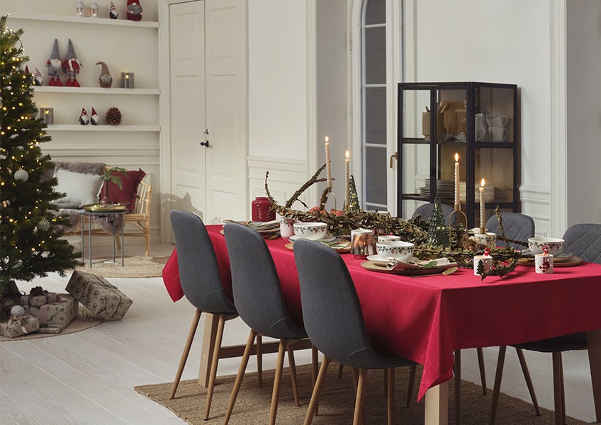 Spisebord pyntet til jul og juletræ med gaver