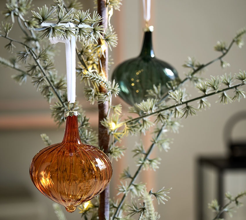 Glaskugler på et kunstigt juletræ