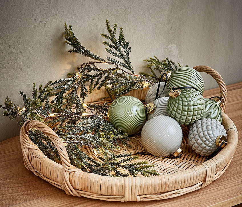 FELDSPAT bakke med PIBESTEN julekugler og VIVIANIT lyskæde Bakke i flet med julekugler og lyskæde