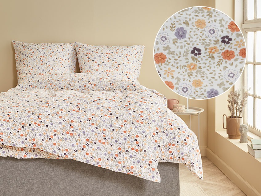 Krep sengetøj med blomstermønster i et soveværelse med en varm atmosfære