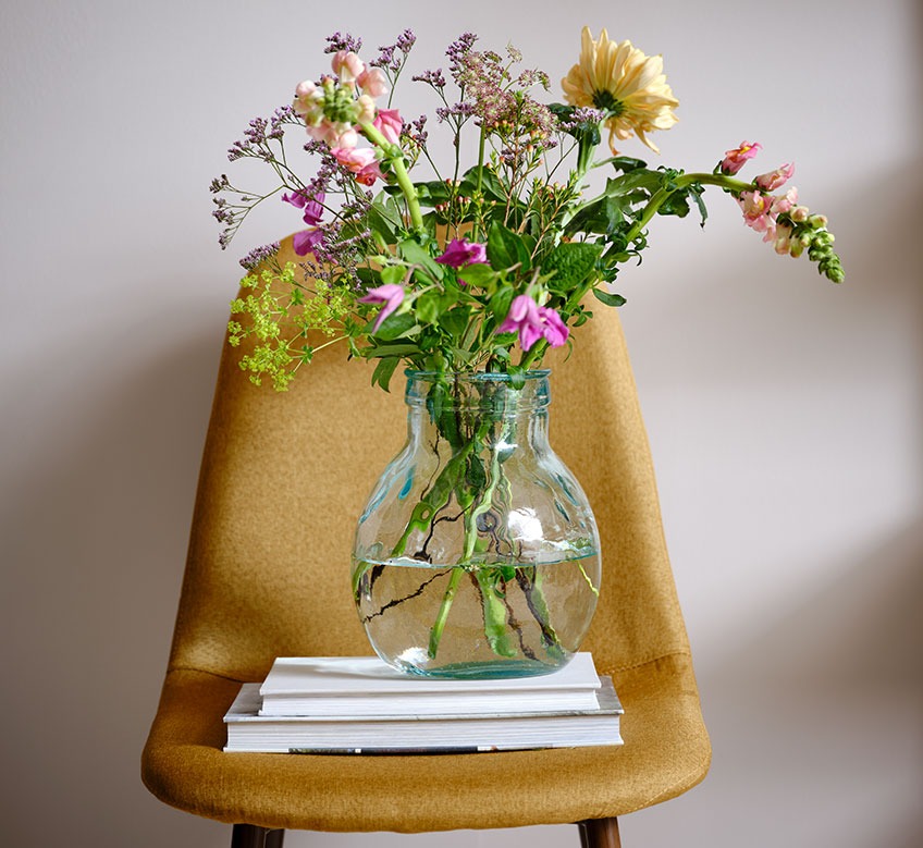 Vase på en spisebordsstol