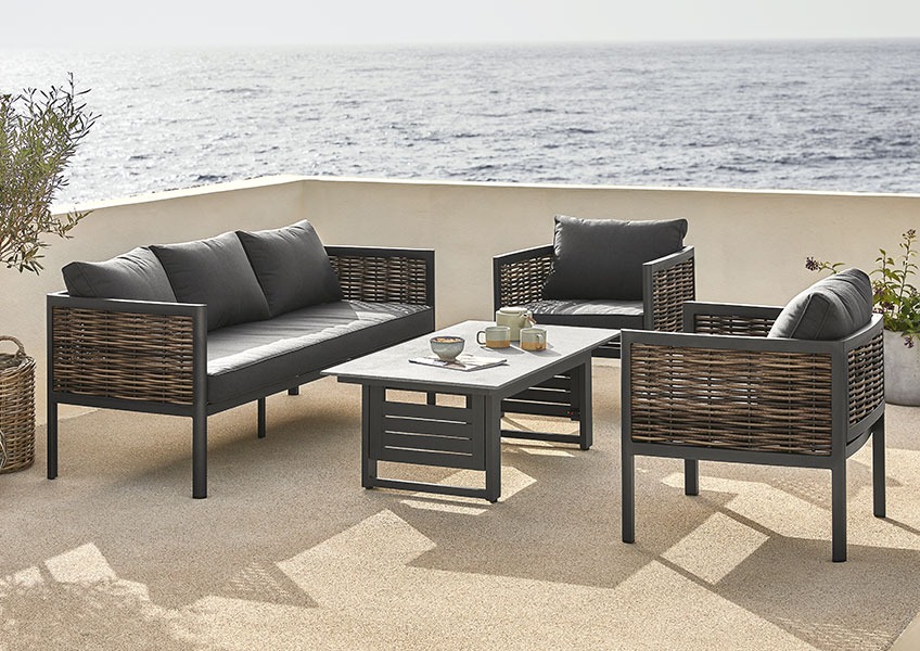 SALTEN loungesæt med højdejusterbart bord Sort hurtigtørrende loungesæt med en lounge sofa, 2 loungestole og højdejusterbart bord