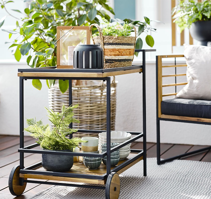 UGILT rullebord Altan med rullebord med lanterner, skåle og planter