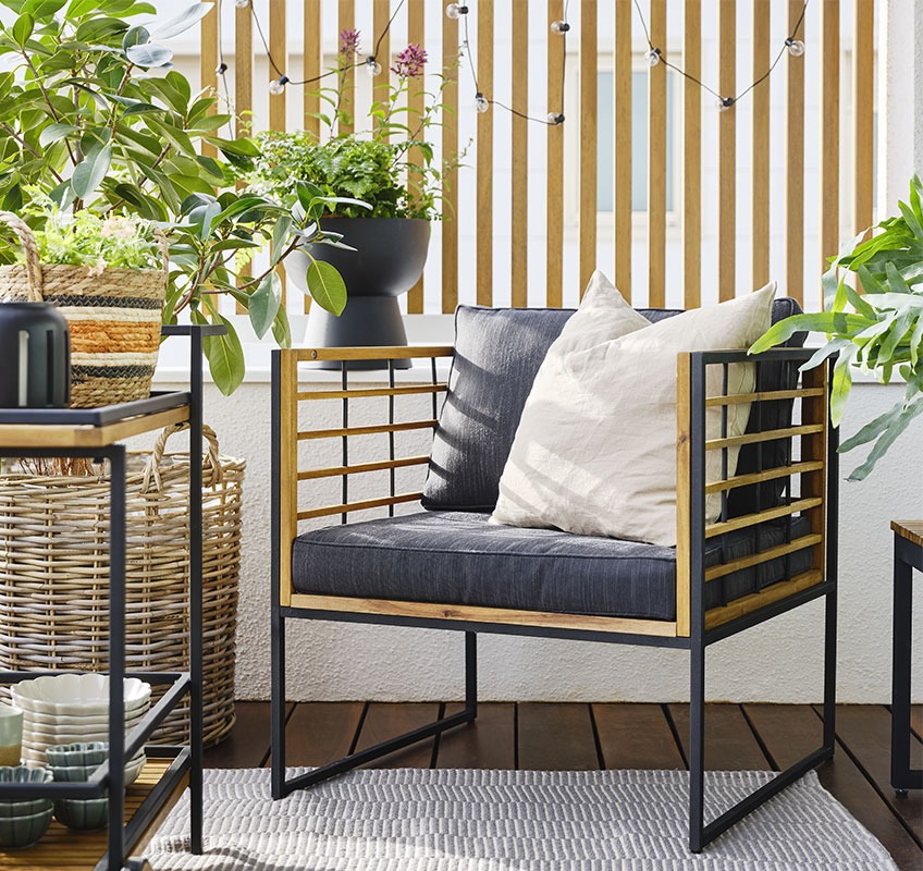 UGILT loungestol Altan med loungestol i træ og grønne planter