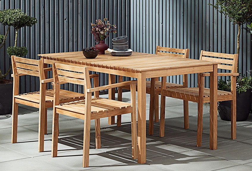 VESTERHAVET havebord og havestole i teak Teak havebord og teak havestole på terrasse