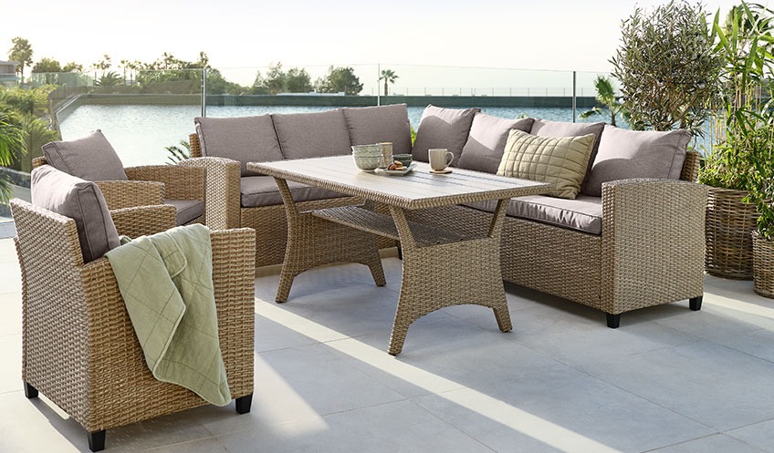 ULLEHUSE loungesæt fås i både grå, sort og natur Rattan loungesæt med bord, sofa og to lænestole