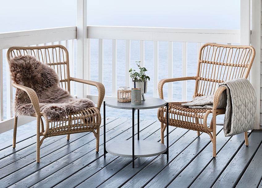 Terrasse med to loungestole og et loungebord