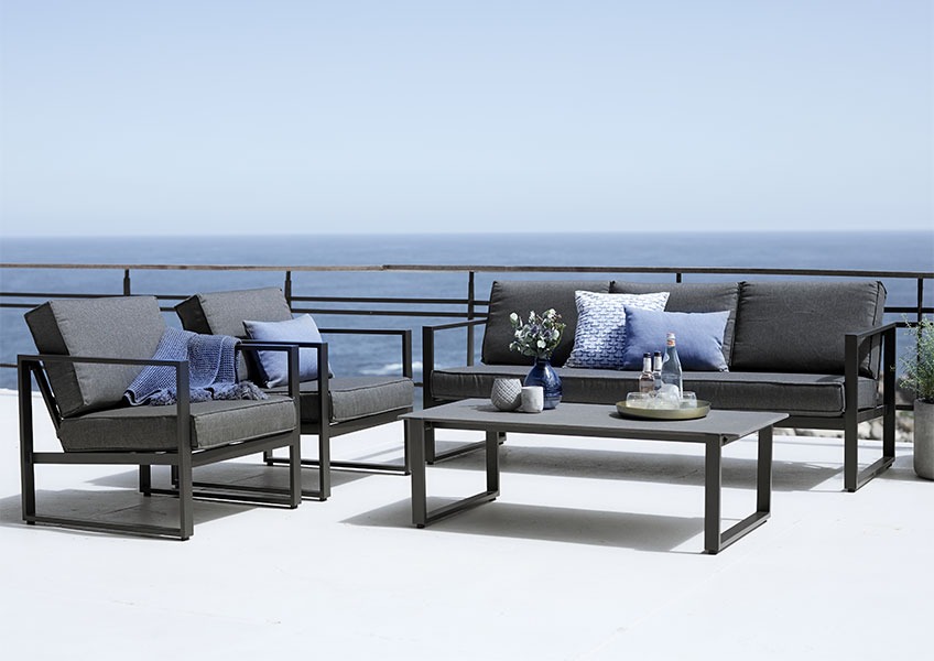 Grå lounge stole og lounge sofa på terrasse