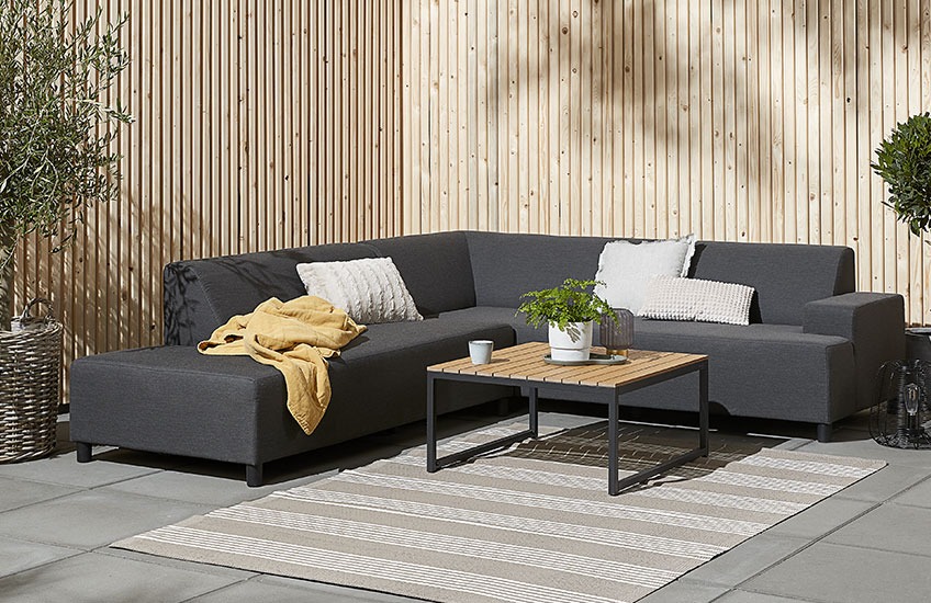 Loungesæt med GAMST loungebord og UHRE loungesofa Stor haveloungesofa med loungebord i træ