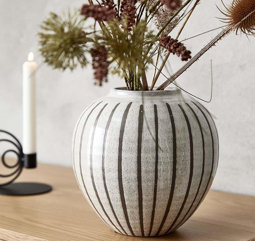 SOFUS vase Round, white vase with brown vertical stripes