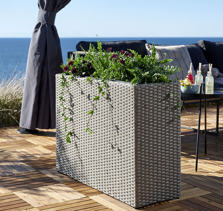 STOKKAND plantekasse på KNEKKAND terrassefliser Høj havekrukke på en træterrasse