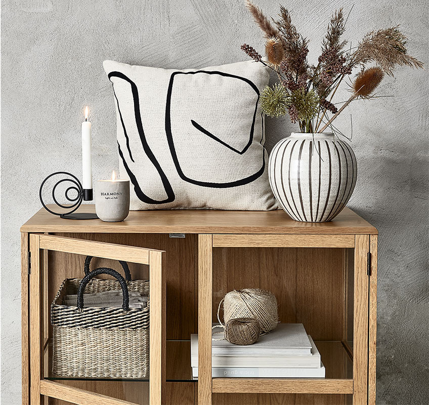 SOFUS vase, KEVIN lysestage, BOSSE lys og HVITVEIs dekorativ pude Vattæppe, puder og vase i hvide, beige og grå farver