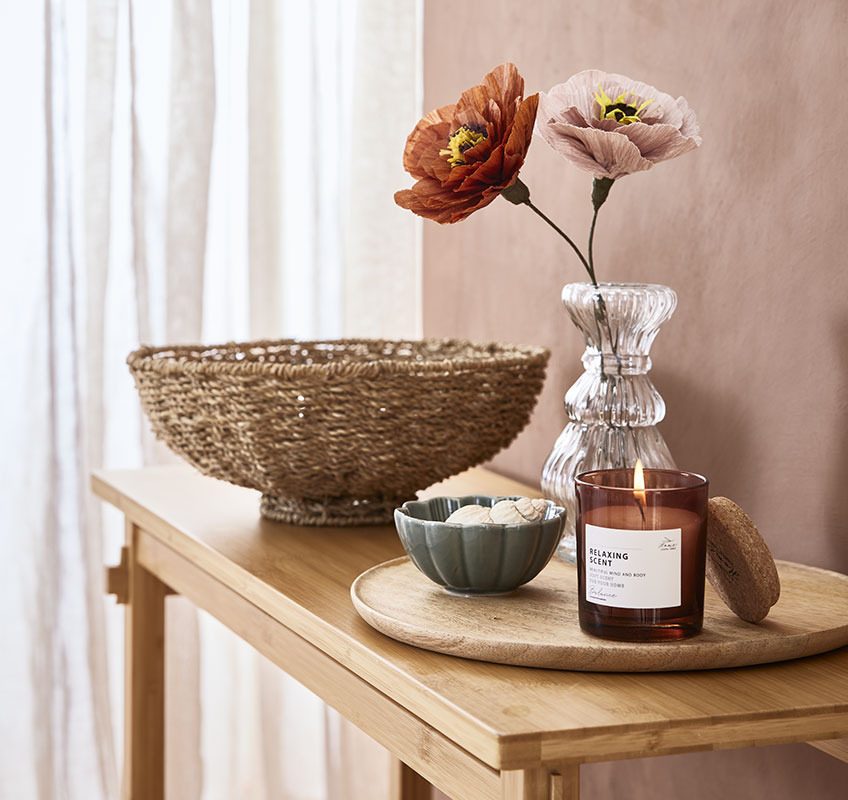 SIGVALD vase, SIMON grøn skål og PER papirblomster Glasvase, grøn skål og duftlys på træbakke