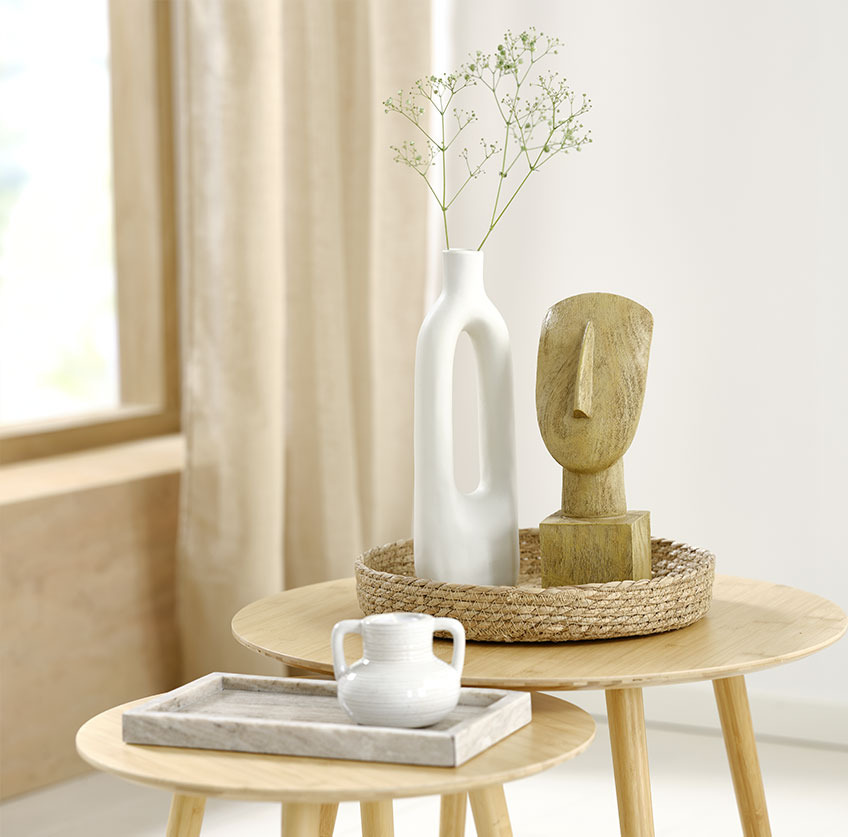 Marmorbakke med hvid fyrfadsstage og bakke i søgræs med hvid vase og skulptur