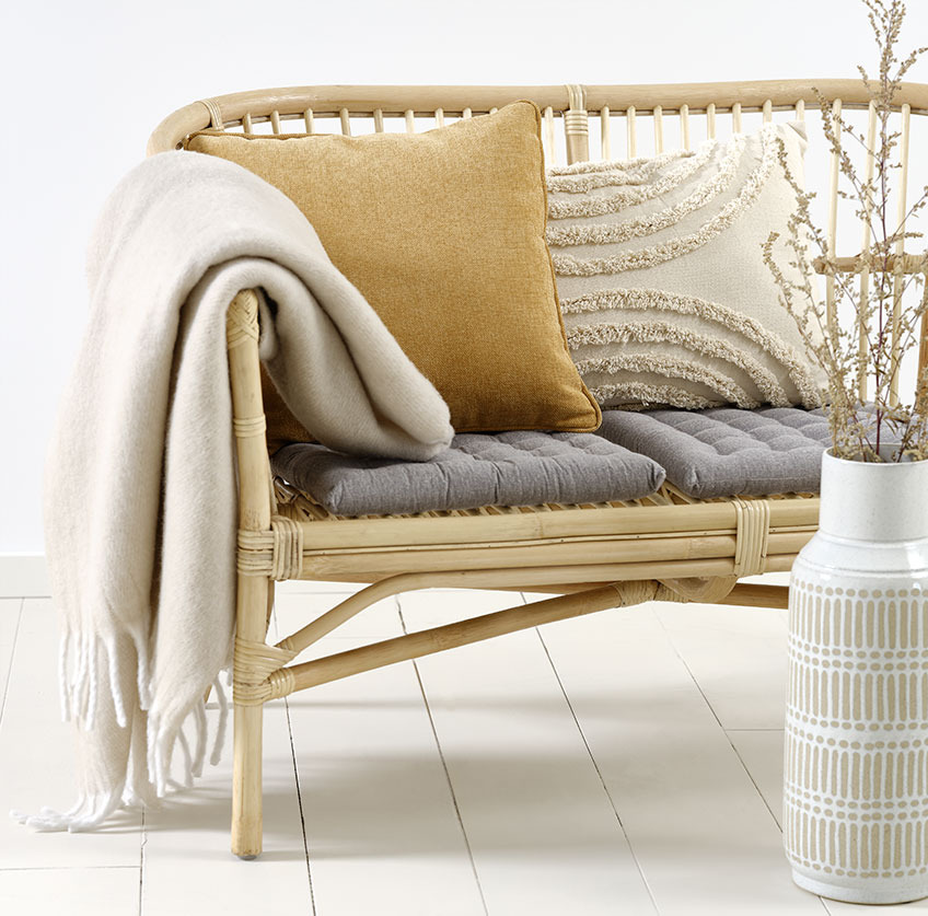 LISELEJE sofa med beige GRAVMYRT-pude, gul HORNFIOL-pude og TUSENFRYD-pude Rattan sofa med beige og gule hynder og beige puder
