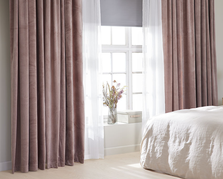 Færdigsyede gardiner i et soveværelse 