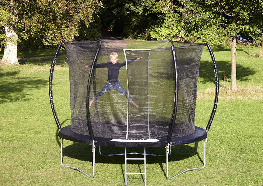 FALK trampolin fås i flere størrelser og som nedgravet version Dreng der hopper på trampoin
