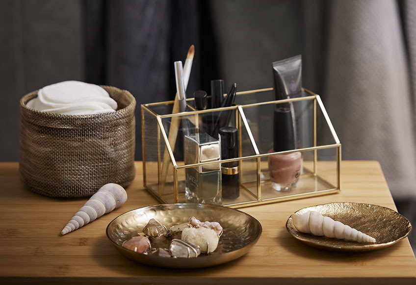 VIKEN makeup-opbevaring, MATFORS kurv, EDSELE bakker og VAD makeup rondeller Kurv med makeup rondeller, makeup-opbevaring i glas og guld-look og bakker i guld-look