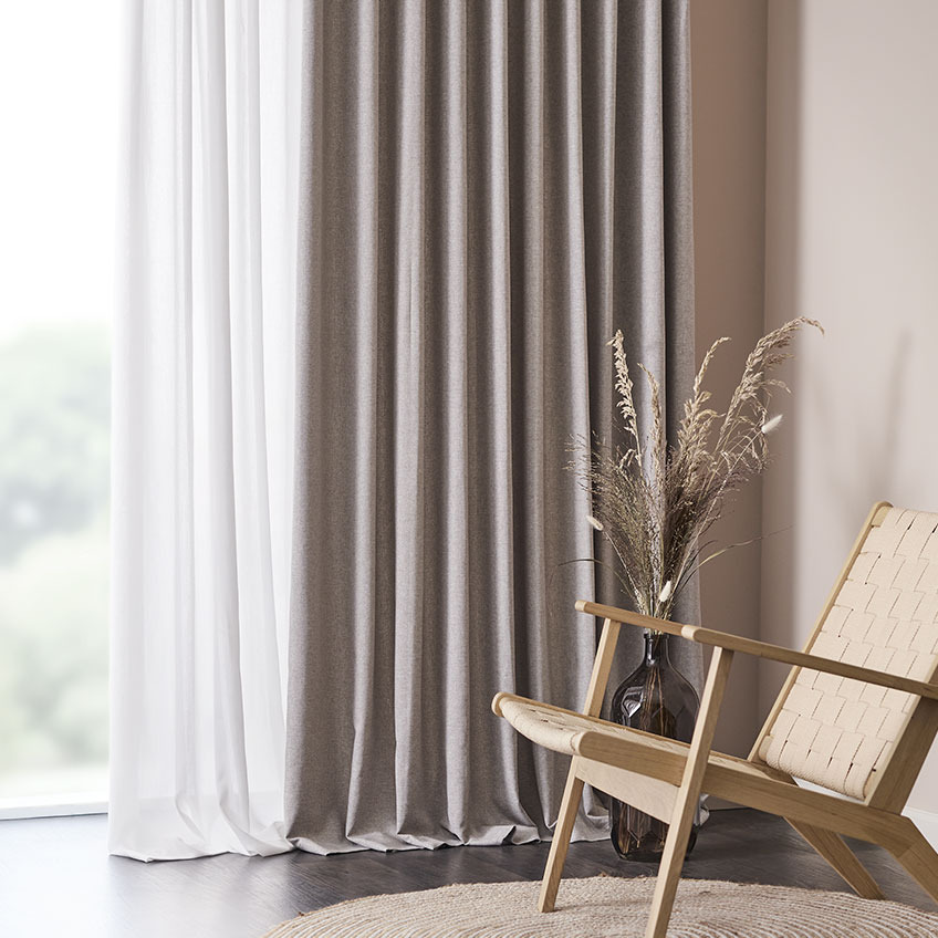 Lange gardiner i en stue