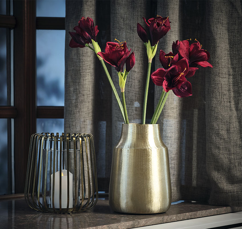 Vase med røde kunstige blomster