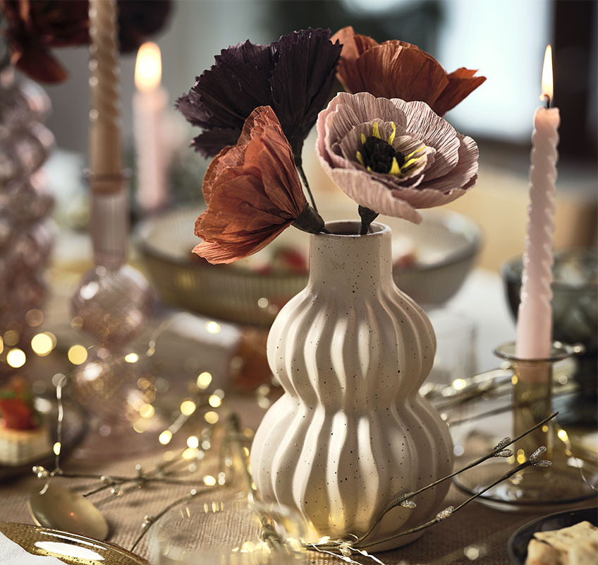 Lyskæde, vase og stearinlys på nytårsbord