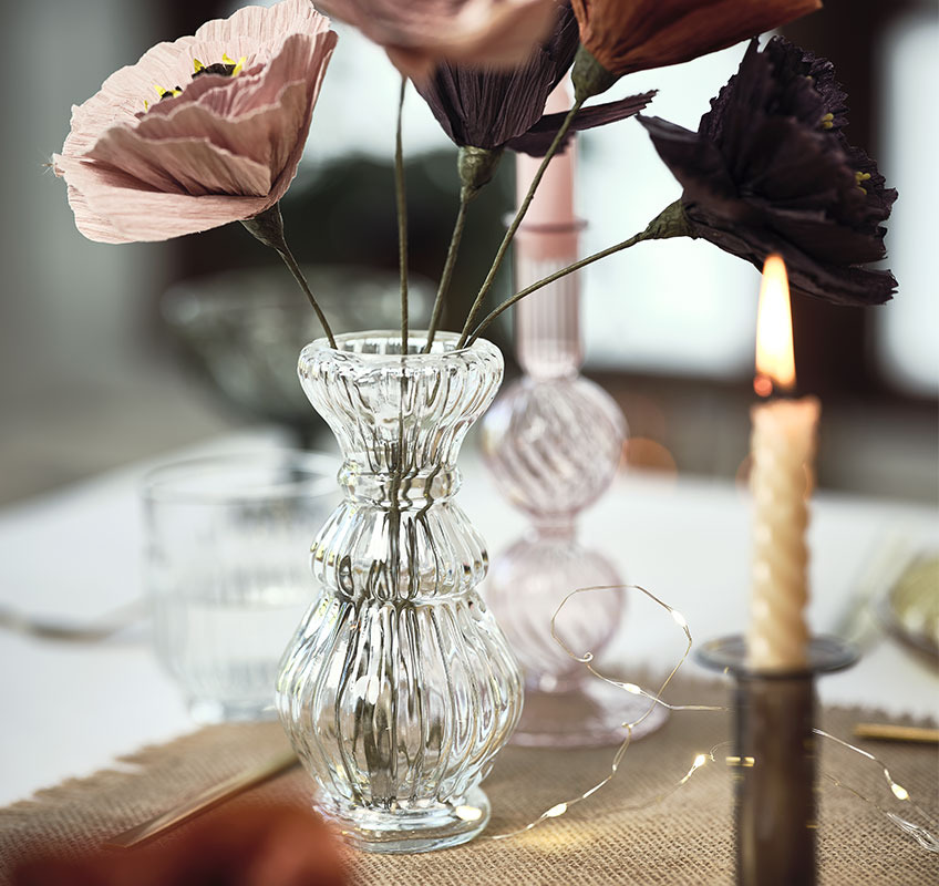 SIGVALD vase, TURKENIT lyskæde og BALDUR snoet stearinlys Vase med blomster og snoet stearinlys