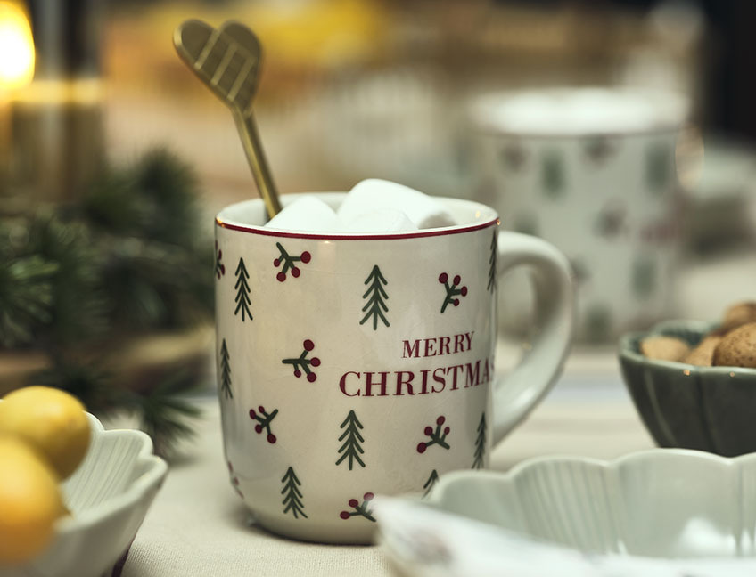 STJERNESTEN krus og SERAFINIT teske Krus med julemotiv og teske med julehjerte