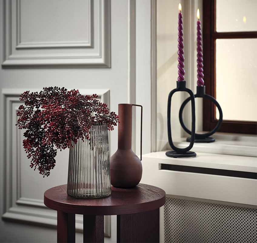 JUL kunstig blomster, ADVENT lys i ELDARIT lysstager Kunstig julebuket og lysestager med lys