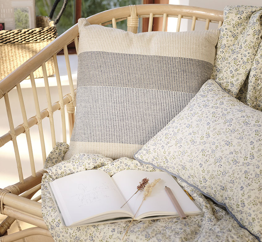 LISELEJE sofa med FRESIA vattæppe og pyntepuder Sofa med vattæppe og blomstrede puder