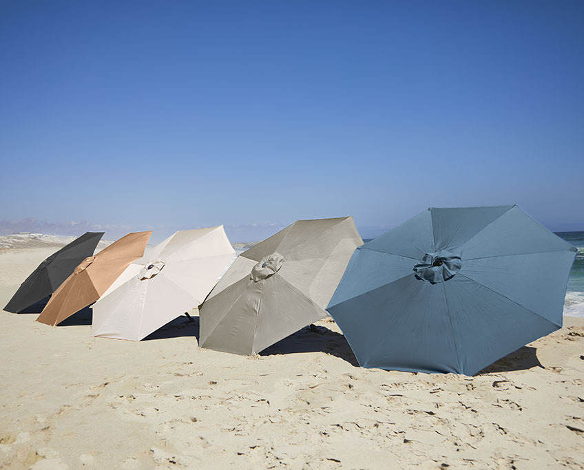 Parasoller i forskellige farver på en strand