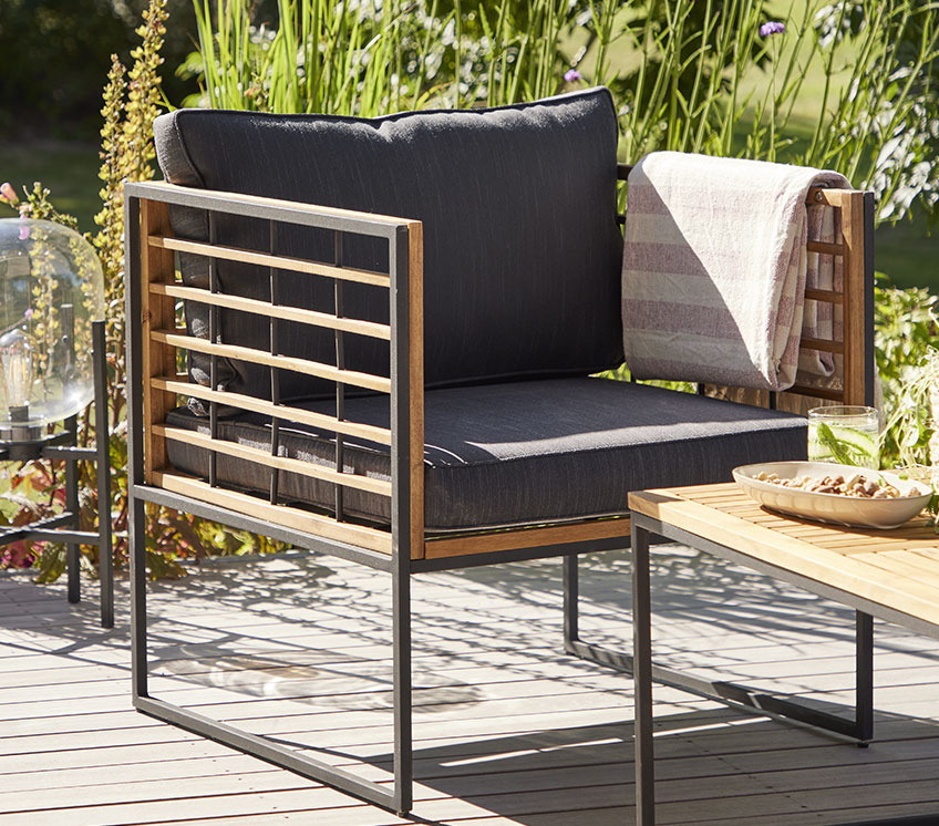 Loungestol på en solrig terrasse