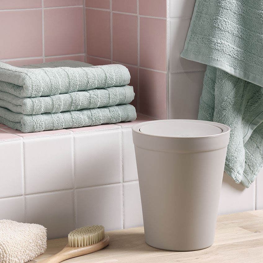 TORSBY håndklæder og DINGLE toiletspand Håndklæder og toiletspand i et badeværelse