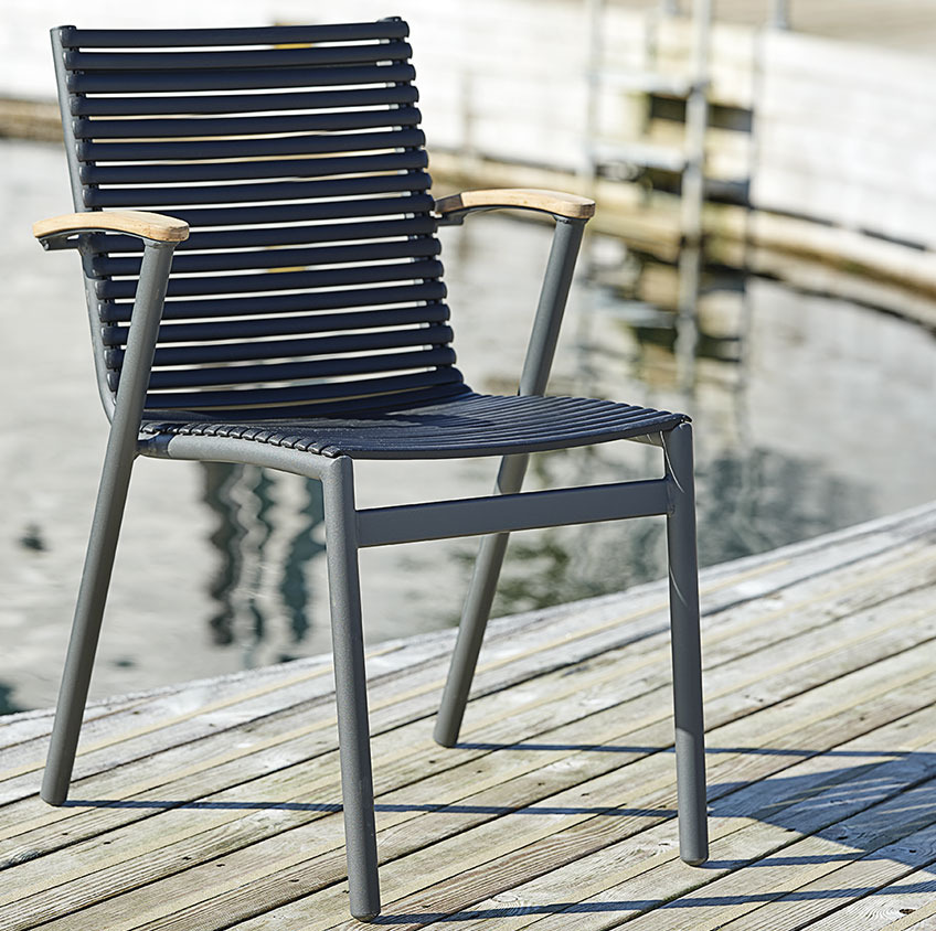 Stabelstol af lavet af genanvendt aluminium, genanvendt teak og genanvendt havplast.