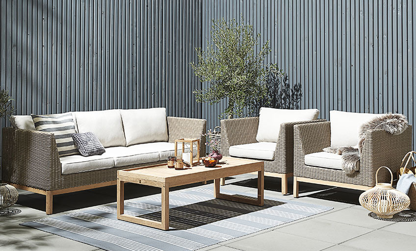GLAMSBJERG loungesæt Rattan loungesæt på solrig terrasse