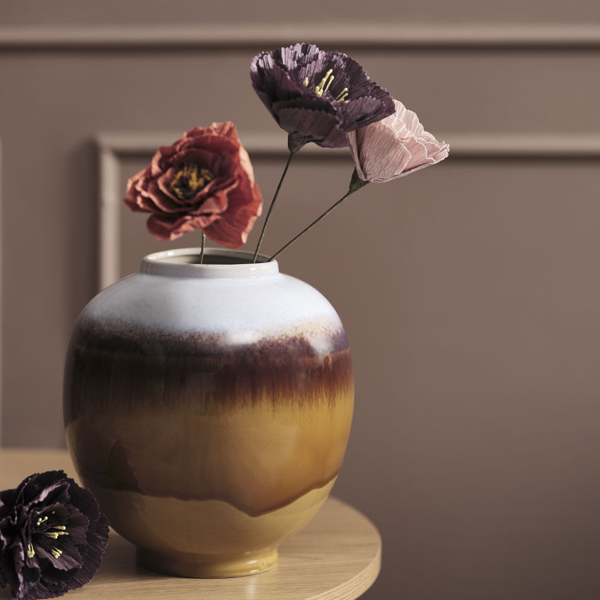 MADS vase med PER kunstige blomster i forskellige farver Multifarvet vase på bord med kunstige blomster i rød, lilla og lyserød