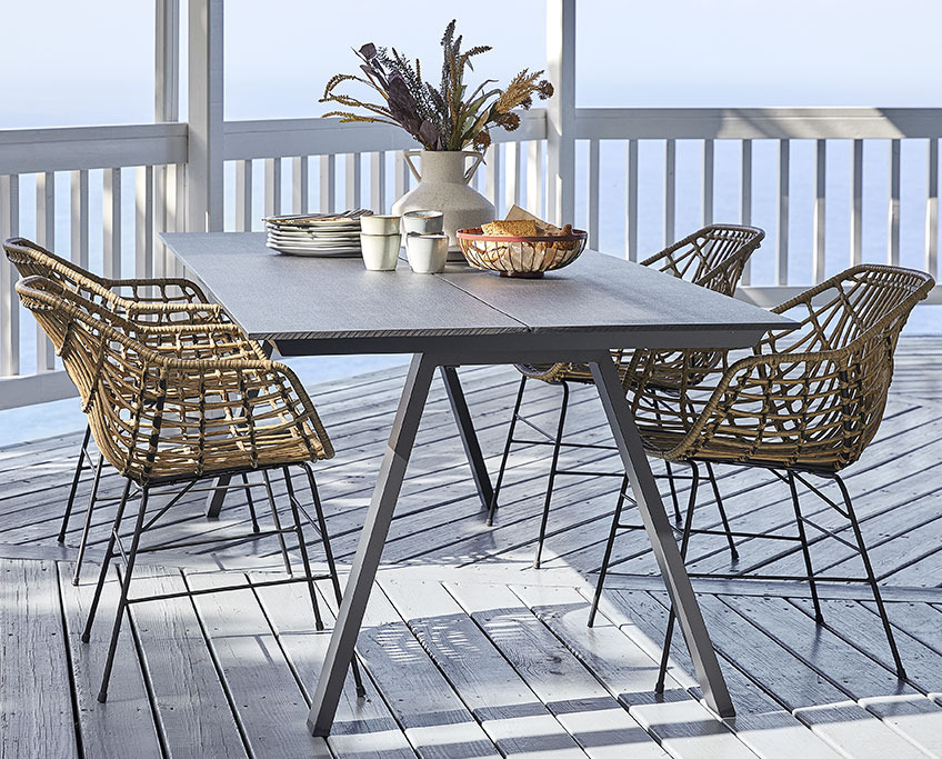 Havesæt med bord i aluminium og kunsttræ og stole i stål og polyrattan