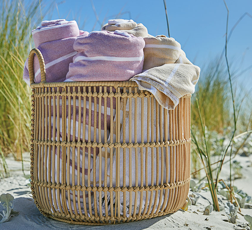 Kurv med håndklæder på en strand