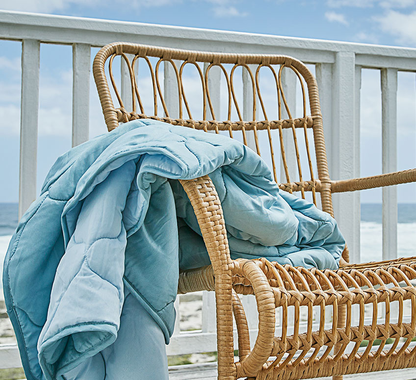 Lænestol med sommerdyne på terrassen 