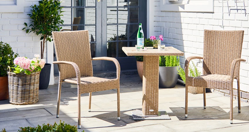 Cafebord med stabelstole på terrasse