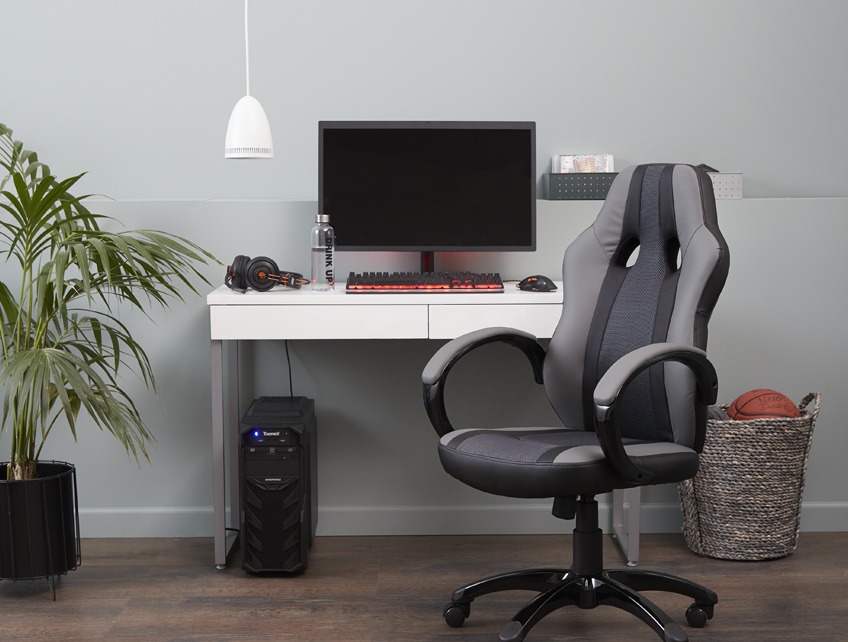 Kontor med STEGE skrivebord og AGGESTRUP gamerstol Kontor med skrivebord og gamerstol