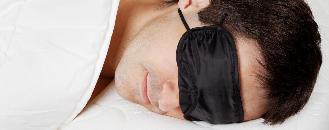 Person der bruger øjenmaske til at sove