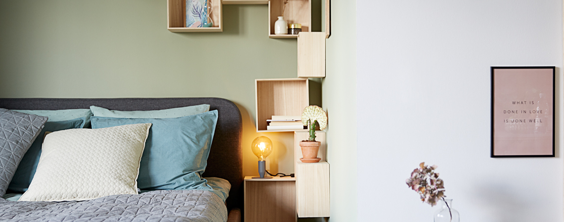 Væghylder er smart opbevaring i et soveværelse