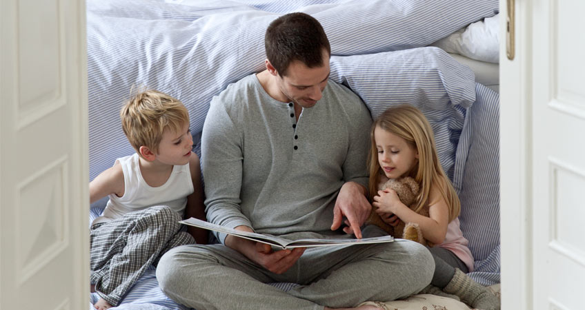 Far læser godnathistorie for sine 2 børn