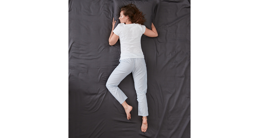 Kvinde der sover i "frit fald"-stilling